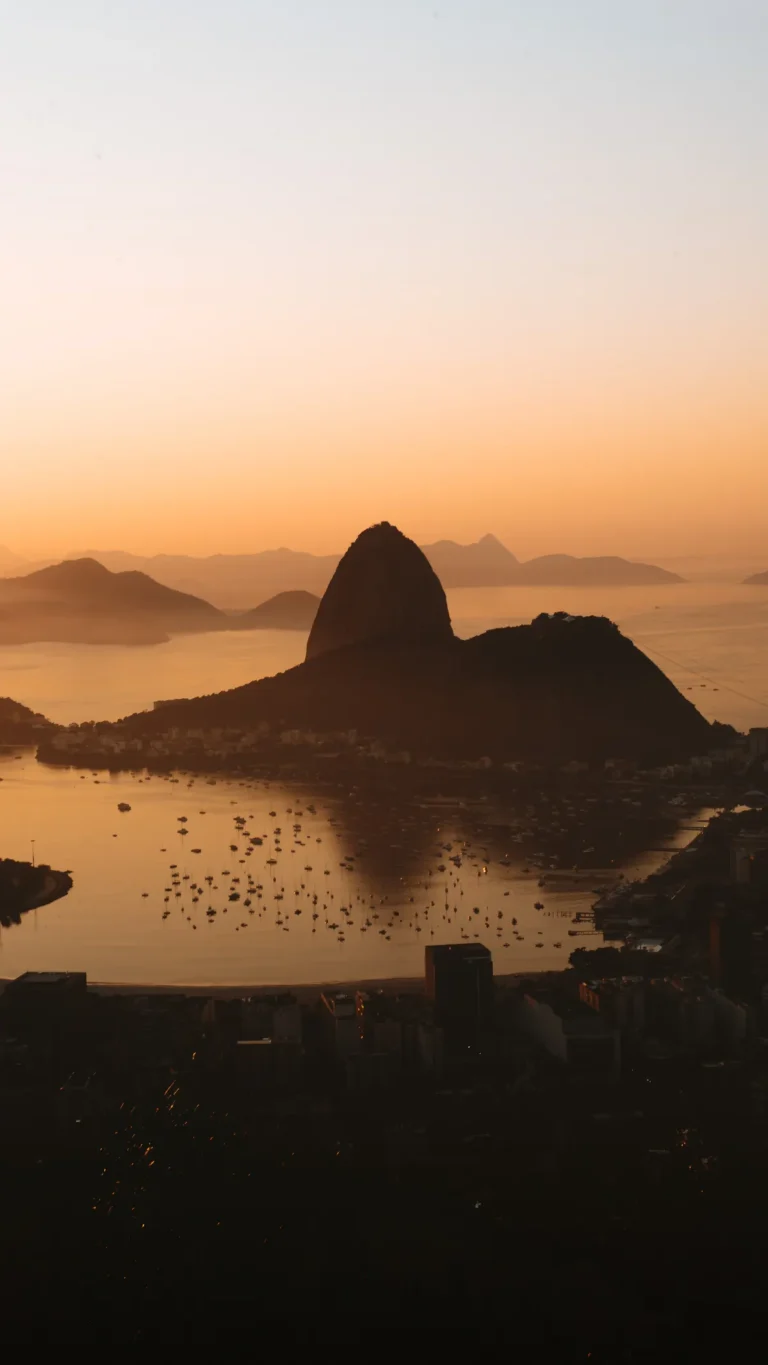 Pão de Açúcar e a baía de Guanabara, no Rio de Janeiro, ao entardecer