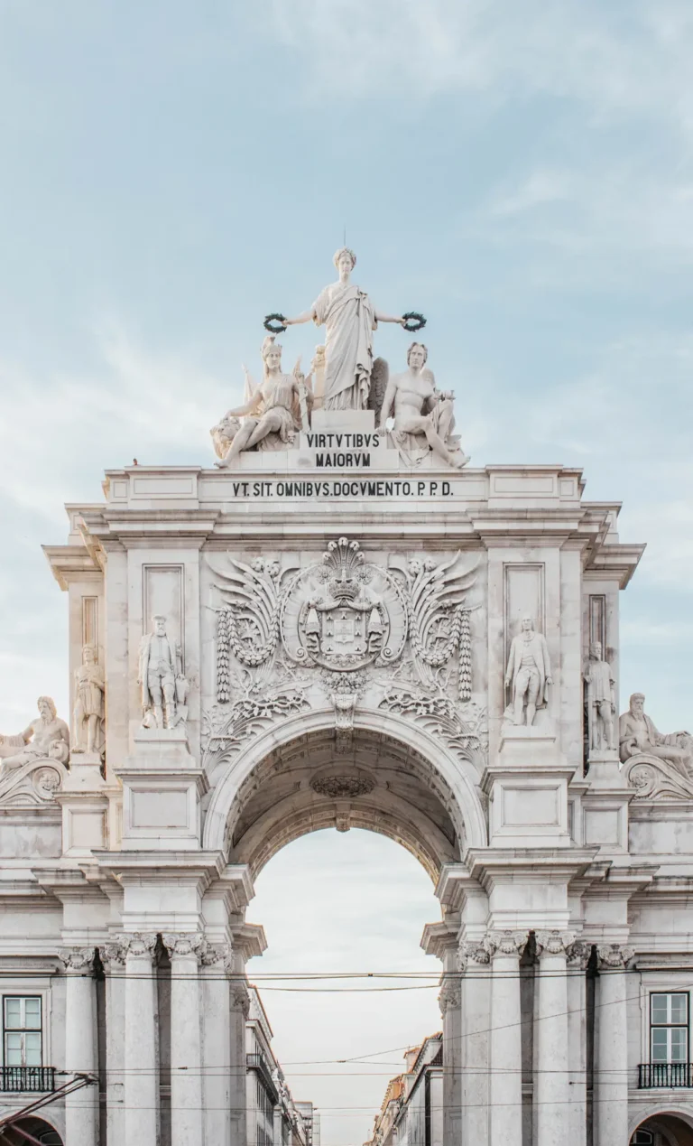 Pormenor do Arco da Rua Augusta, em Lisboa, com o brasão de armas de Portugal